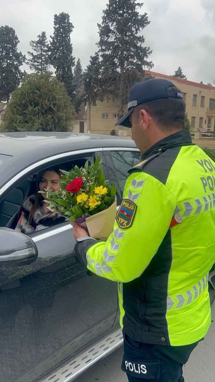 Yol polisi qadınları belə təbrik etdi - FOTO